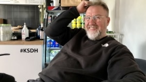 Søren Ejlertzen valgte for år tilbage kun at holde åbent i de timer, hvor folk er på udkig efter aftensmad. Det har givet ham oceaner af fritid og faktisk ikke kostet noget videre på det endelige overskud, for selv om indtægterne bliver mindre, så gælder det samme for udgifterne. Foto: Jesper Bech Pedersen