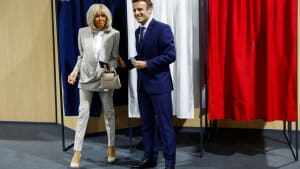 Frankrigs præsident, Emmanuel Macron, stemte tidligere søndag sammen med sin hustru, Brigitte Macron, på et valgsted i Le Touquet i det nordlige Frankrig. Foto: Gonzalo Fuentes/Ritzau Scanpix