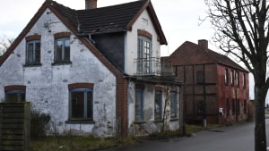 De to huse på Søndergade 4 og 6 i Hou har været ubeboede i flere år. DF's John Rosenhøj mener, at de skal rives ned. Foto: Hans Jørgensen