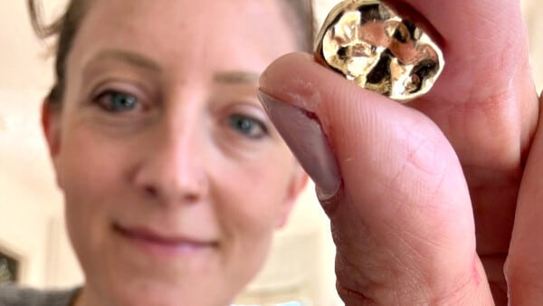 Faster Birgits guldtand havner på bispens nye kåbe: - Hun ville have været glad