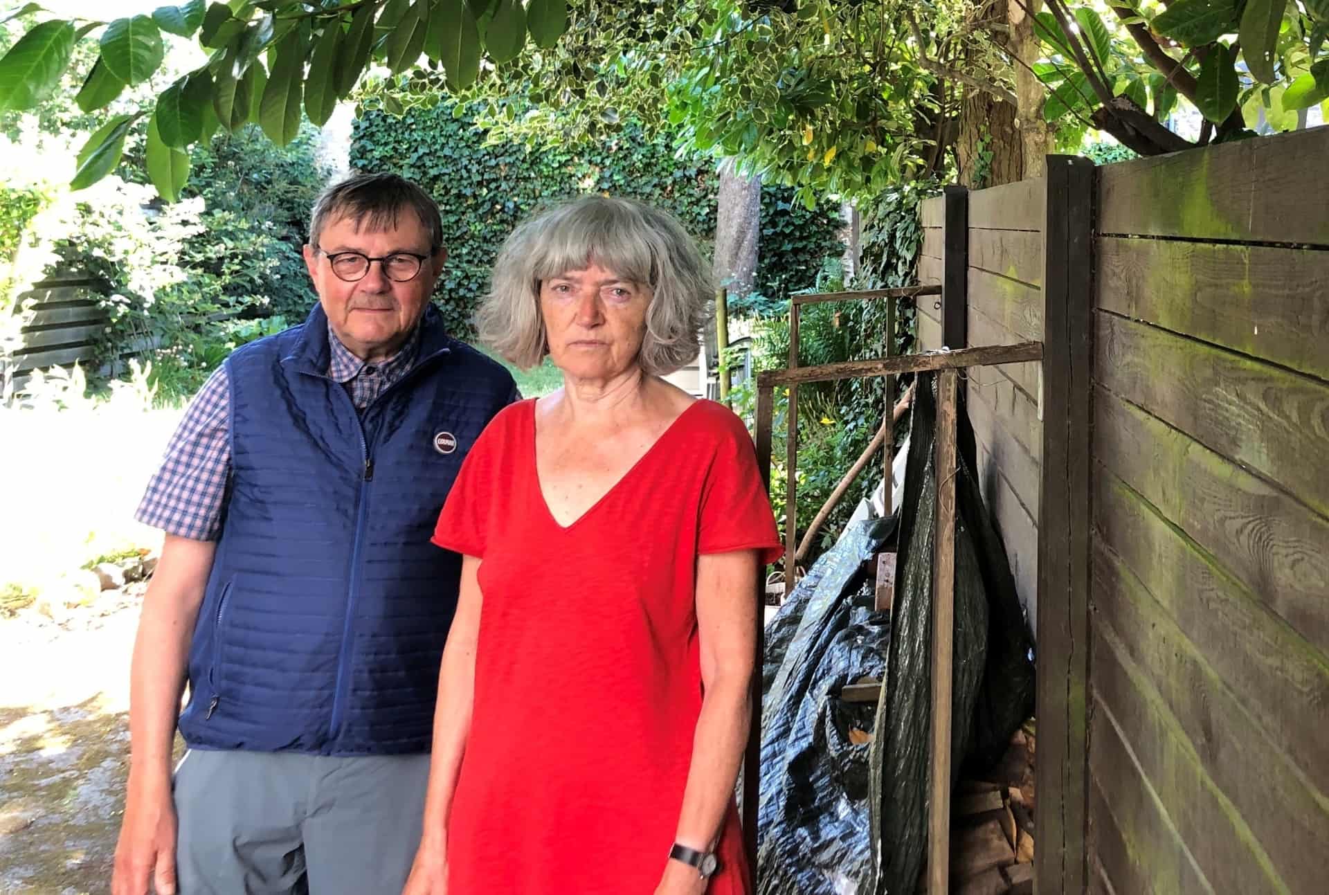 Naboens træer rager langt ind i Torbens og AnneMaries have Han er