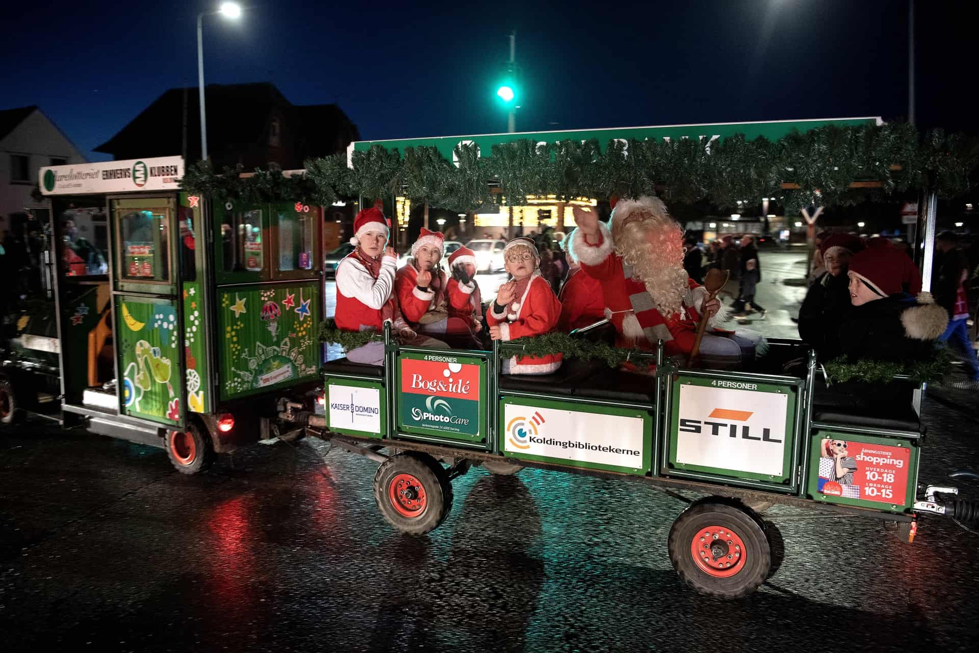 Se Billederne Julemanden Og Byens Børn Talte Ned Og Så Kom Der Lys I Det Store Juletræ Jvdk 