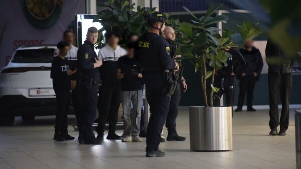 Betjente med maskinpistoler og hjelme: Bombetrussel rettet mod Rosengårdcentret
