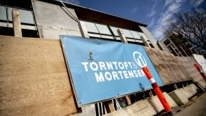 Torntoft & Mortensen er i øjeblikket i gang med at bygge blandt andet boliger på hjørnet af Tunøgade og Jyllandsgade, men fredag ved 14-tiden lå byggepladsen øde hen. Foto: Morten Pape