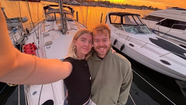 Vennerne får hus og børn: Laura og Jeppe køber ligpose og hjertestarter - de vil sejle jorden rundt