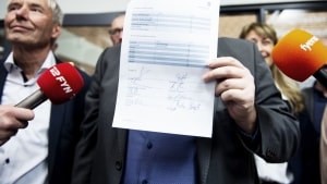Borgmester Hans Stavnsager med den konstitueringsaftale, han har fordelt magten efter. Foto: Birgitte Carol Heiberg
