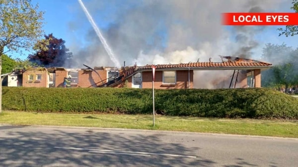 Kraftig brand i parcelhus - villavej spærret: Hele tagkonstruktionen er væk