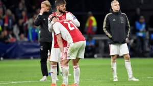 Lasse Schöne trøstede holdkammeraten Frenkie de Jong efter at Tottenham vendte 0-3 til 3-3 mod Ajax i Champions League-semifinalen. Foto: Piroschka Van De Wouw/Scanpix