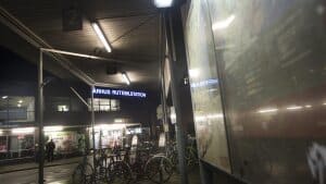 Siden 2011 har Teknik og Miljø haft en plan om at bygge ny busterminal i tilknytning til Aarhus H. Nu er magistratsafdelingen vendt 180 grader og anbefaler i stedet, at busterminalen anlægges, hvor rutebilstationen ligger i dag. Foto: Kim Haugaard