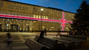 Igen i år pakkes rådhuset ind i julelys, og det store juletræ på Rådhuspladsen tændes også. Det er i morgen torsdag. Men ikke på et tidspunkt, der oplyses i forvejen. På grund af coronasmitte. Arkivfoto: Søren Gylling