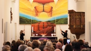 Sct. Nicolai Kirkes nye altertavle åbnes i al sin pragt under festgudstjenesten. Foto: Michael Bergsøe Ecke