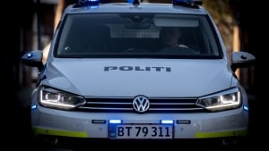 Natten til lørdag fik betjentene i patruljevogne på Oddervej øje på en bil i høj hastighed. Det lykkedes dem at lave en fartmåling og standse bilisten, der nu er sigtet for vanvidskørsel. Genrefoto: Johan Gadegaard