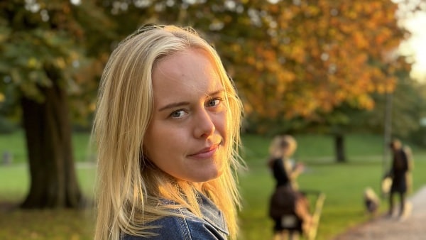 Midt i stor hjertesorg stod Trine og sang: Så gik en fremmed mand på knæ