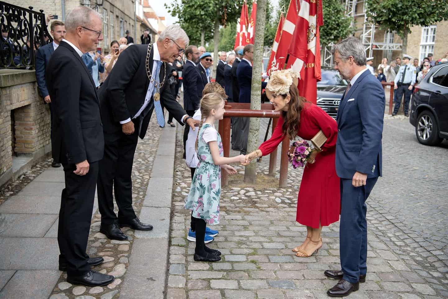 røre ved Måge Skære af Se billederne: Kronprinsparret besøger Christiansfeld og får blomster af  borgmesterens børnebørn | jv.dk