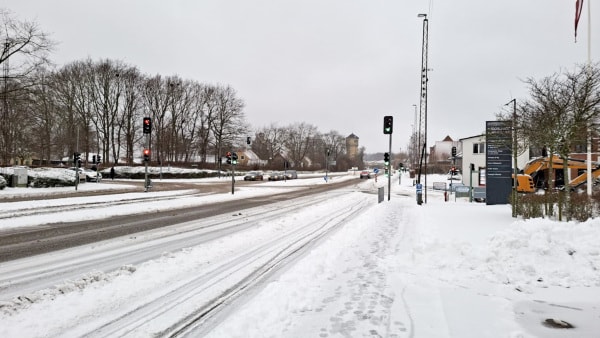 Skolebus sad fast i snedrive - nu kommer beredskabet med opfordring: - Vi kan ikke være alle steder
