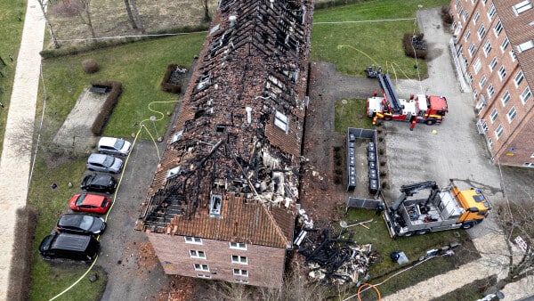 Se video: Store skader efter lejlighedsejendom stod i flammer - beboere kan endnu ikke komme hjem