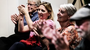 Birgitte Vind kunne sammen med de andre socialdemokrater juble, da Mette Frederiksen tonede frem på storskærmen som valgets sejr-kvinde. Foto: Mette Mørk
