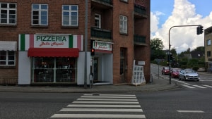 Bella Napoli har to årtier på bagen på Højbjerg Torv på hjørnet af Oddervej og Rosenvangs Allé. Det var det eneste pizzeria, der lå i omådet i mange år. Nu er konkurrencen for alvor stor. Fotoravn