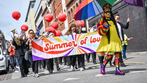 Se video og alle billederne: Regnbuen regerede igen i Aarhus til pride-parade - uden frygt for corona eller abekopper