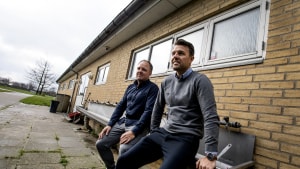 Kasper Rønslev (til venstre) og Klaus Rønslev er vokset op i Bankager, hvor de spillede fodbold i FC Horsens på Ternevej. Den lokale fodboldklub har gennem livet betydet meget for de to brødre. Foto: Søren E. Alwan