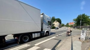 Det er i krydset mellem Flynderborgvej og Stubbedamsvej, at dødsulykken skete den 13. juli i år. En lastbil, der skulle svinge til højre ad Stubbedamsvej, ramte en cyklende kvinde, som skulle lige over krydset. Foto: Niels Berg.