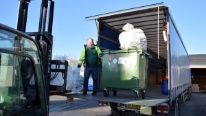 Motas bygger en ny lagerhal, så virksomheden har mere plads til at håndtere farligt affald. Her er medarbejdere i Fredericia-virksomheden i gang med at håndtere store beholdere, hvor der har været pesticider. Foto: Klaus Madsen