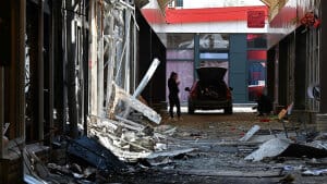 Ødelagte butikker på et lokalt marked efter et nyligt bombardement i udkanten af Kharkiv i Ukraine. Foto: Sergey Bobok/Ritzau Scanpix