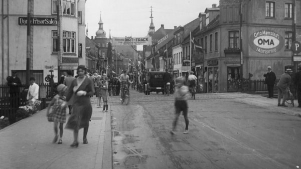 Et blik tilbage på livet i midtbyen: Masser af travlhed i Søndergade  ugeavisen.dk