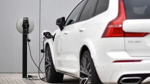 En Volvo XC60 plug-in-hybrid bil er ved at lade op. Et politisk flertal vil gøre det en smule dyrere at have en plug-in-hybridbil som firmabil, mens det bliver lidt billigere at have en elfirmabil. Foto: Ben Stansall/Ritzau Scanpix