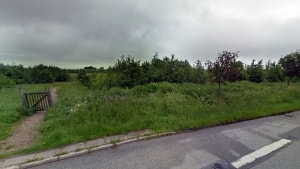 Det var i hundeskoven mellem Malling og Beder, at kvinden stødte på en blotter. Foto: Google Street View