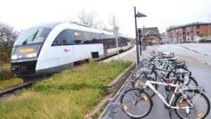Planlagte moderniseringer af blandt andet togstationen i Kolind har ramt en stopklods. Den vil transportministeren prøve at fjerne. Arkivfoto