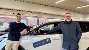 Jan Stilling og Aksel Weiss glæder sig rigtig meget til de kommende to weekendes nytårskur, hvor de blandt andet har et godt tilbud på Peugeot 3008 plug-in-hybrid. Foto: Kaj Poulsgaard