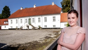 25 årige Line Kriegbaum Andersen er nyuddannet arkitekt. Hun byggede sit afgangsprojekt fra Arkitektskolen Aarhus på Pedersholms tomme bygninger i Vejle. Foto: Ludvig Dittmann