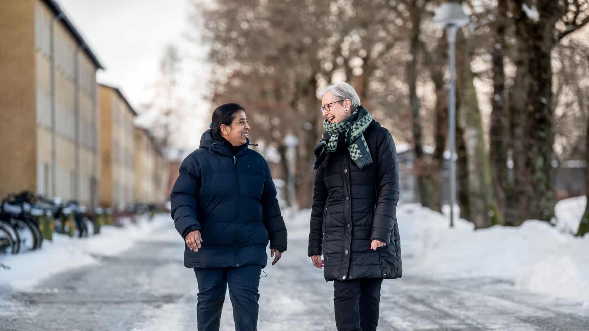 Ritta Menzer Ritta og Malaa er så begejstrede for livet og deres by, at de skal ...