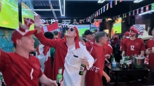 Tørstige danske vikinger til fodboldfest i Qatar. Foto: Emil Jørgensen