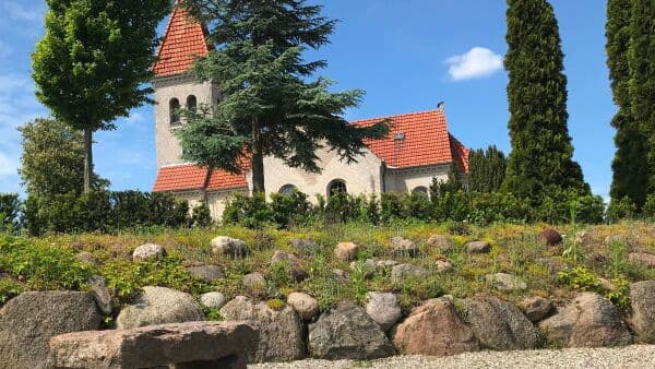 Indbrud i kirke: - Dørene er brudt op og fadet i døbefonten er stjålet