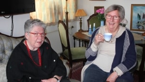 Veninder igennem mere end 60 år Karen Larsen og Liss Brandt Bendtsen har bearbejdet den uhyggelige brandoplevelse over en hel del kaffe og rødvin. Foto: Helle Nordström