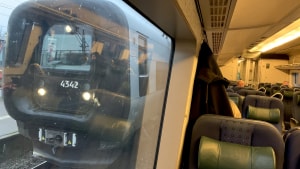 Det er snart farvel til de klassiske, grå Kystbane-tog, som bliver erstattet af spritnye lokomotiver, der kommer til at køre oftere, når den nye køreplan træder i kraft 12. december. Foto: Lars Johannessen
