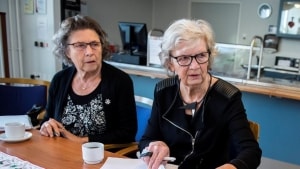Lilly Jørgensen og Elin Svendsen ærgrer sig over, at valget til ældrerådet foregår digitalt. Arkivfoto: Daniel Kofoed