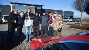 I en rød Tesla fra 2015 og en sølvgrå Citroën fra 1998 er otte mænd fra Danmark på vej i krig i Ukraine. I blandt dem er Avisen Danmarks reporter Emil Jørgensen, som følger dem til den polske grænse. Foto: Emil Jørgensen