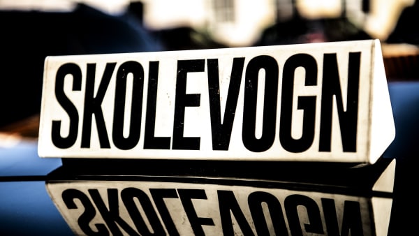 Kørelærer frifundet: Fuld elev kørte skolevogn på vej til prøve