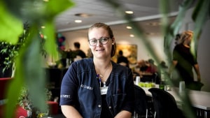 Sygeplejerske Rikke Østergaard betjener sammen med sosuhjælpere og -assistenter fra Ældrecenter Thors Bakke den nye sundhedsklinik. 