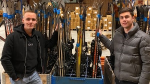 De to ejere af Brugteski.dk i Erritsø og på nettet, Jakob Kjærgaard (tv) og Christoffer Klausen. Iværksætterne har travlt lige nu: Højsæsonen står for døren. Privatfoto