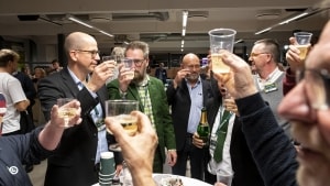 Lars Jensen og andre Konservative fejrer valgresultatet med champagne i valgcafeen på Stjernevejskolen i Hedensted. Foto: Mads Dalegaard