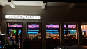 Da restaurant Shangrila åbnede i 2010, virkede placeringen på Flegmade i det lidt afsides industrikvarter blandt automekanikere og små-industri en smule mærkelig. Siden har gadens udvikling med nye lejlighedskomplekser og en stor Lidl-butik gjort restaurantens beliggenhed helt anderledes central. Foto: Mie Sparre