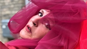 Louise Christiansen er inde i den smukt røde dragt. Foto: Hans Petersen