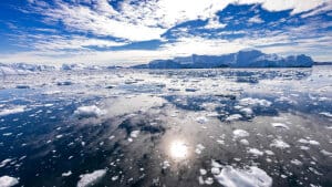 Sejlads i midnatssolen i Diskobugten ved Grønlands største turistby, Ilulissat, er en af de unikke naturoplevelser, som Grønland håber vil tiltrække endnu flere turister. Foto: Odd Andersen/Ritzau Scanpix