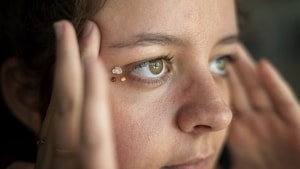 Veronica Kaufmann har hele livet haft hovedpine. Først som voksen fandt lægerne ud af, at hun lider af den sjældne sygdom -  Idiopatisk Intrakraniel Hypertension (IIH) - som skaber for højt tryk i hjernen. Foto: Mads Dalegaard