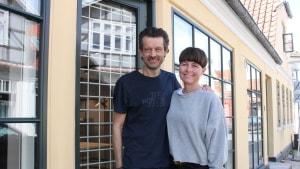 Lars og Ann-Christin Lange glæder sig til at tage imod kunder i deres butik, hvor de selv har været med til at designe al inventaret. Foto: Mette Louise Fasdal