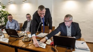 Borgmester Henrik Frandsen (stående) og de øvrige medlemmer af økonomiduvalget har fået i opdrag at udarbejde et forslag til en Tønder-model i forbindelse med at indføre spørgetid for bogerne i byrådssalen. Foto: Hans Chr. Gabelgaard